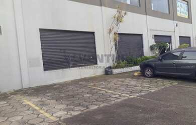 Imagem: O depósito possui 5 Vagas na garagem e 540m² de Área e está