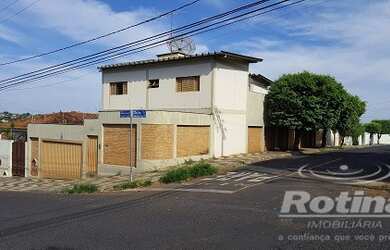 Imagem: A casa possui 4 Dormitórios, 3 Banheiros, 4 Vagas na garagem