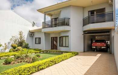 Imagem: A casa possui 4 Dormitórios, 5 Banheiros, 4 Vagas na garagem