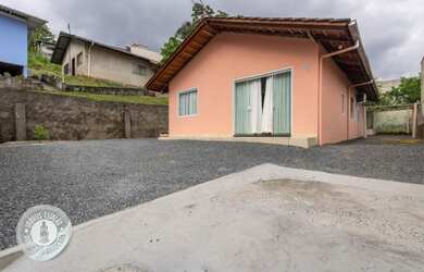 Imagem: A casa possui 4 Dormitórios, 2 Banheiros, 1 Vaga na garagem