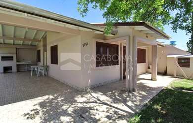 Imagem: A casa possui 3 Dormitórios, 2 Banheiros, 1 Vaga na garagem