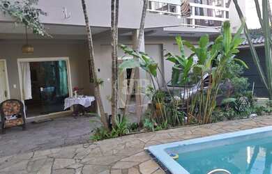 Imagem: A casa possui 2 Dormitórios, 1 Banheiro, 2 Vagas na garagem