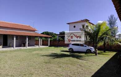 Imagem: A casa possui 3 Dormitórios, 2 Banheiros, 5 Vagas na garagem