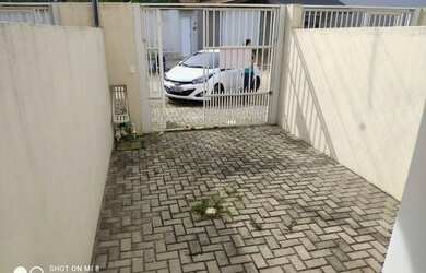 Imagem: A casa possui 2 Dormitórios, 3 Banheiros, 2 Vagas na garagem