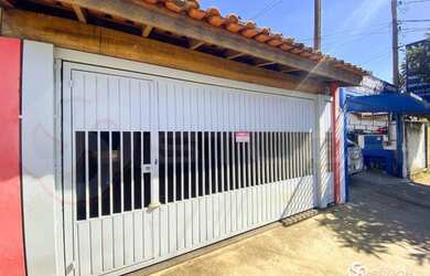 Imagem: A casa possui 2 Dormitórios, 3 Banheiros, 2 Vagas na garagem