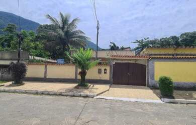 Imagem: A casa possui 3 Dormitórios, 4 Banheiros, 3 Vagas na garagem