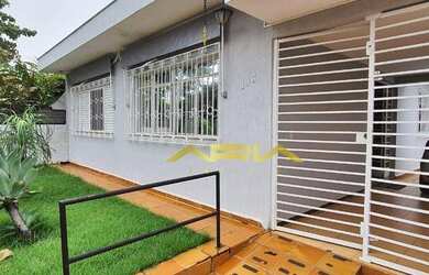 Imagem: A casa possui 4 Dormitórios, 3 Banheiros, 4 Vagas na garagem