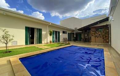 Imagem: A casa em condomínio possui 3 Dormitórios, 3 Banheiros, 5