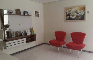 Imagem: A casa possui 3 Dormitórios, 3 Banheiros, 5 Vagas na garagem