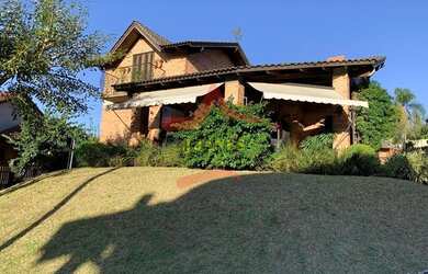 Imagem: A casa em condomínio possui 4 Dormitórios, 5 Banheiros, 2