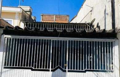 Imagem: A casa possui 2 Dormitórios, 1 Banheiro, 2 Vagas na garagem