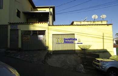 Imagem: A casa possui 3 Dormitórios, 1 Banheiro, 2 Vagas na garagem