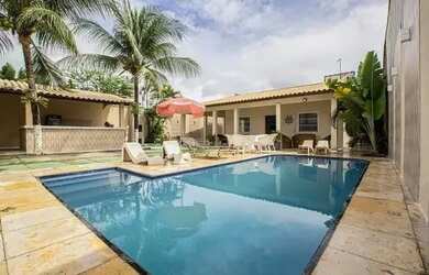 Imagem: A casa possui 4 Dormitórios, 4 Banheiros, 5 Vagas na garagem