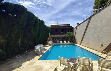 Imagem: A casa e possui 4 Dormitórios, Suítes, 1 Banheiro, 5 Vagas