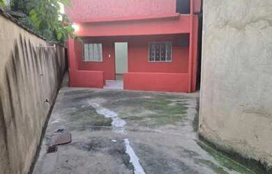 Imagem: A casa possui 2 Dormitórios, 1 Banheiro, 2 Vagas na garagem