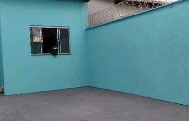 Imagem: A casa possui 3 Dormitórios, 1 Banheiro, 1 Vaga na garagem