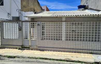 Imagem: A casa possui 2 Dormitórios e 1 Banheiro e está localizado