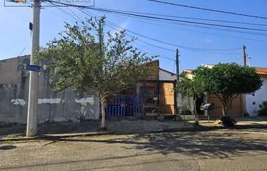 Imagem: A casa possui 3 Dormitórios, 1 Banheiro, 1 Vaga na garagem