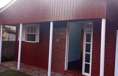 Imagem: A casa possui 3 Dormitórios, 1 Banheiro e 1 Vaga na garagem