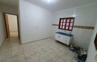 Imagem: A casa possui 1 Dormitório, 1 Banheiro, 1 Vaga na garagem