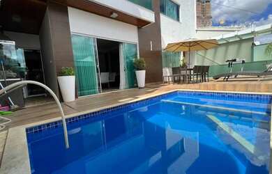 Imagem: A casa possui 4 Dormitórios, 3 Banheiros, 2 Vagas na garagem