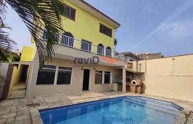 Imagem: A casa possui 4 Dormitórios, 5 Banheiros, 5 Vagas na garagem