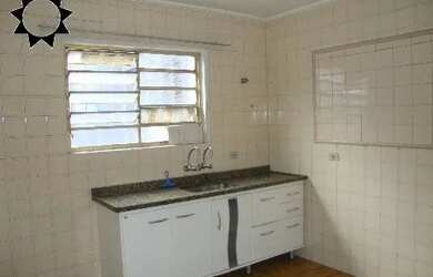 Imagem: A casa possui 2 Dormitórios, 1 Banheiro, 2 Vagas na garagem