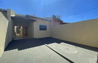 Imagem: A casa possui 2 Dormitórios, 2 Banheiros, 2 Vagas na garagem