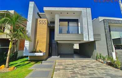 Imagem: A casa em condomínio possui 3 Dormitórios, 4 Banheiros, 4