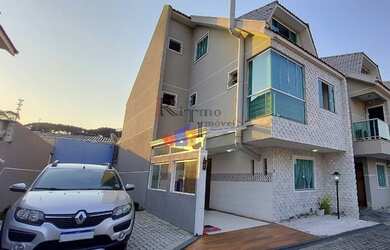 Imagem: A casa possui 3 Dormitórios, 4 Banheiros, 2 Vagas na garagem