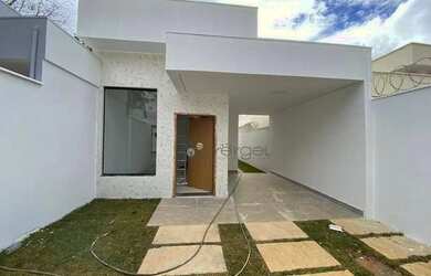 Imagem: A casa possui 3 Dormitórios, 2 Banheiros, 2 Vagas na garagem