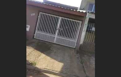 Imagem: A casa possui 2 Dormitórios, 2 Banheiros, 2 Vagas na garagem