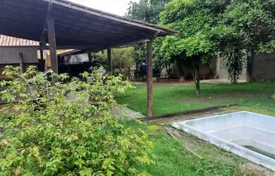 Imagem: A casa possui 3 Dormitórios, 1 Banheiro, 2 Vagas na garagem