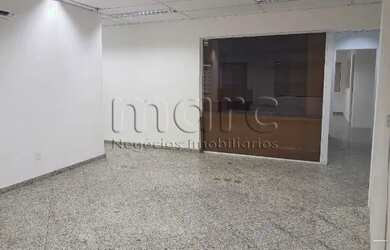 Imagem: O depósito possui 4 Vagas na garagem, 204m² de Área e está