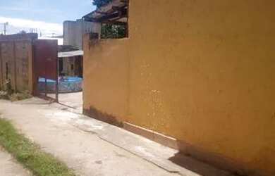 Imagem: A casa possui 3 Dormitórios, 1 Banheiro, 2 Vagas na garagem