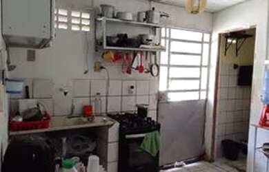 Imagem: A casa possui 2 Dormitórios, 1 Banheiro, 1 Vaga na garagem