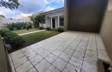 Imagem: A casa possui 3 Dormitórios, 3 Banheiros, 5 Vagas na garagem