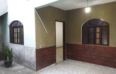 Imagem: A casa possui 2 Dormitórios, 1 Banheiro, 2 Vagas na garagem