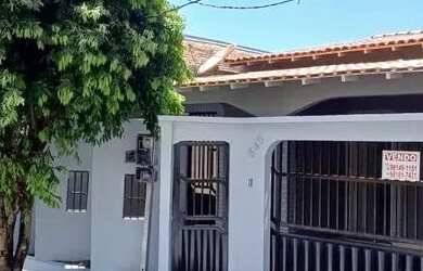 Imagem: A casa possui 3 Dormitórios, 1 Banheiro, 1 Vaga na garagem