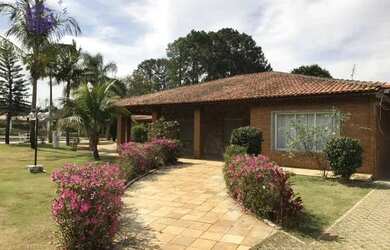 Imagem: A casa em condomínio possui 4 Dormitórios, 5 Banheiros, 4