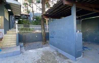 Imagem: A casa possui 2 Dormitórios, 1 Banheiro, 2 Vagas na garagem