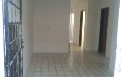 Imagem: A casa possui 2 Dormitórios, 1 Banheiro, 1 Vaga na garagem