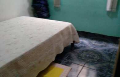 Imagem: A casa possui 3 Dormitórios, 1 Banheiro, 2 Vagas na garagem