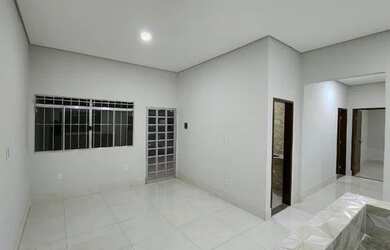 Imagem: A casa possui 3 Dormitórios, 2 Banheiros, 3 Vagas na garagem