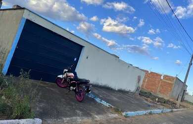 Imagem: A casa possui 2 Dormitórios, 1 Banheiro, 4 Vagas na garagem