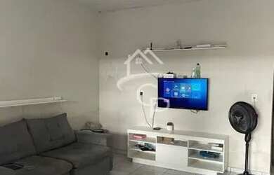 Imagem: A casa possui 3 Dormitórios, 1 Banheiro, 2 Vagas na garagem