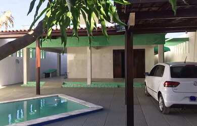 Imagem: A casa possui 4 Dormitórios, 2 Banheiros, 3 Vagas na garagem