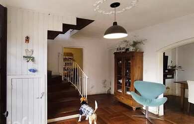 Imagem: A casa possui 4 Dormitórios, 3 Banheiros, 1 Vaga na garagem