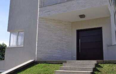 Imagem: A casa em condomínio possui 4 Dormitórios, 5 Banheiros, 2