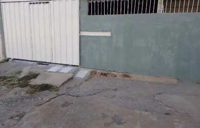 Imagem: A casa possui 2 Dormitórios, 1 Banheiro, 1 Vaga na garagem